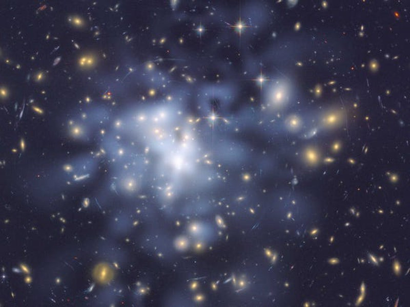  Vật chất tối không giống như các vật chất thông thường: Vật chất được tạo thành từ các proton, neutron và electron, nhưng vật chất tối được cấu tạo từ gì đến nay vẫn còn là một bí ẩn. Một giả thuyết cho rằng vật chất tối được tạo thành từ các hạt mà chúng ta không phát hiện hoặc xác định được. Một nghiên cứu năm 2016 cho thấy vật chất tối có thể được tạo ra từ các lỗ đen nguyên thủy. Vật chất tối không phản chiếu hoặc phát ra ánh sáng, nhưng nồng độ cao của chất này có thể bẻ cong ánh sáng, đó là cách các nhà khoa học biết rằng nó tồn tại. Trên thực tế, vật chất tối dường như sinh ra để tạo lực hấp dẫn đủ mạnh cấu thành nên các hành tinh và thiên hà.Vật chất tối không phản chiếu hoặc phát ra ánh sáng, nhưng nồng độ cao của chất này có thể bẻ cong ánh sáng, đó là cách các nhà khoa học biết rằng nó tồn tại. Trên thực tế, vật chất tối dường như sinh ra để tạo lực hấp dẫn đủ mạnh cấu thành nên các hành tinh và thiên hà.