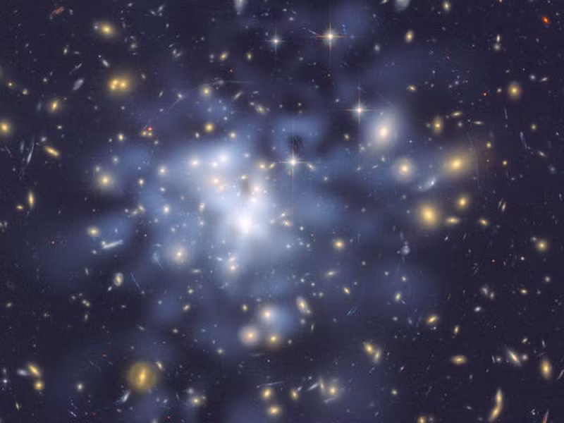  Vật chất tối không giống như các vật chất thông thường: Vật chất được tạo thành từ các proton, neutron và electron, nhưng vật chất tối được cấu tạo từ gì đến nay vẫn còn là một bí ẩn. Một giả thuyết cho rằng vật chất tối được tạo thành từ các hạt mà chúng ta không phát hiện hoặc xác định được. Một nghiên cứu năm 2016 cho thấy vật chất tối có thể được tạo ra từ các lỗ đen nguyên thủy. Vật chất tối không phản chiếu hoặc phát ra ánh sáng, nhưng nồng độ cao của chất này có thể bẻ cong ánh sáng, đó là cách các nhà khoa học biết rằng nó tồn tại. Trên thực tế, vật chất tối dường như sinh ra để tạo lực hấp dẫn đủ mạnh cấu thành nên các hành tinh và thiên hà.Vật chất tối không phản chiếu hoặc phát ra ánh sáng, nhưng nồng độ cao của chất này có thể bẻ cong ánh sáng, đó là cách các nhà khoa học biết rằng nó tồn tại. Trên thực tế, vật chất tối dường như sinh ra để tạo lực hấp dẫn đủ mạnh cấu thành nên các hành tinh và thiên hà.