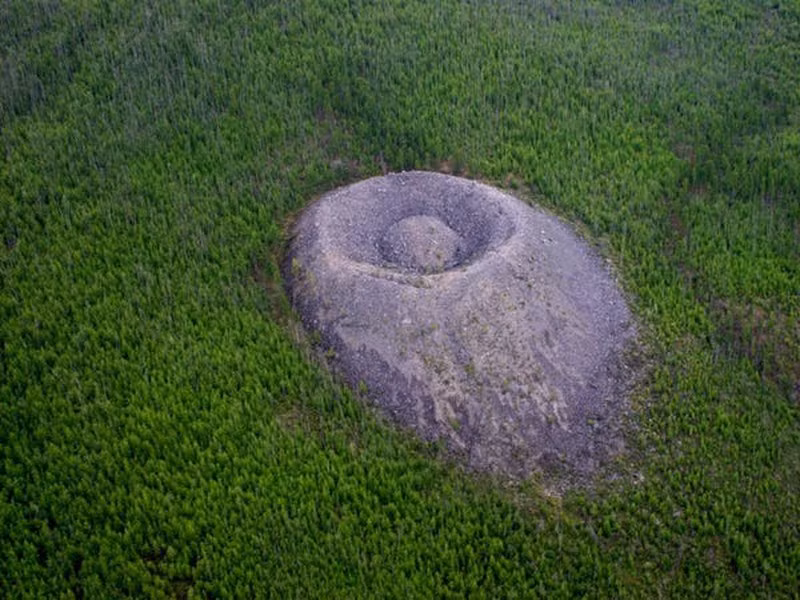 Miệng núi lửa lạ ở Siberia: Miệng núi lửa khổng lồ này có biệt danh là "Patom" nằm gần một con sông, thực chất là một tảng đá vôi bị vỡ rộng 158m, cao 40m. Tuy nhiên, một số người dân địa phương gọi nó là "Tổ chim lửa" và tin rằng khu vực này có liên quan đến cái chết, do thiếu sự tăng trưởng và đến động vật cũng không dám đến gần nó. Miệng núi lửa lần đầu tiên được báo cáo chính thức bởi nhà địa chất người Nga, ông Vadim Kolpakov vào năm 1949, nhưng nó đã được tạo ra khoảng 500 năm trước. Nguyên nhân lý giải bao gồm vụ nổ hạt nhân và tàu vũ trụ, nhưng Russia Beyond cho biết lý thuyết rất có thể là vụ nổ hơi nước xảy ra trong quá trình đặt magma vào đá hydric hoặc do đứt gãy và giải nén của đá hydrat nóng.