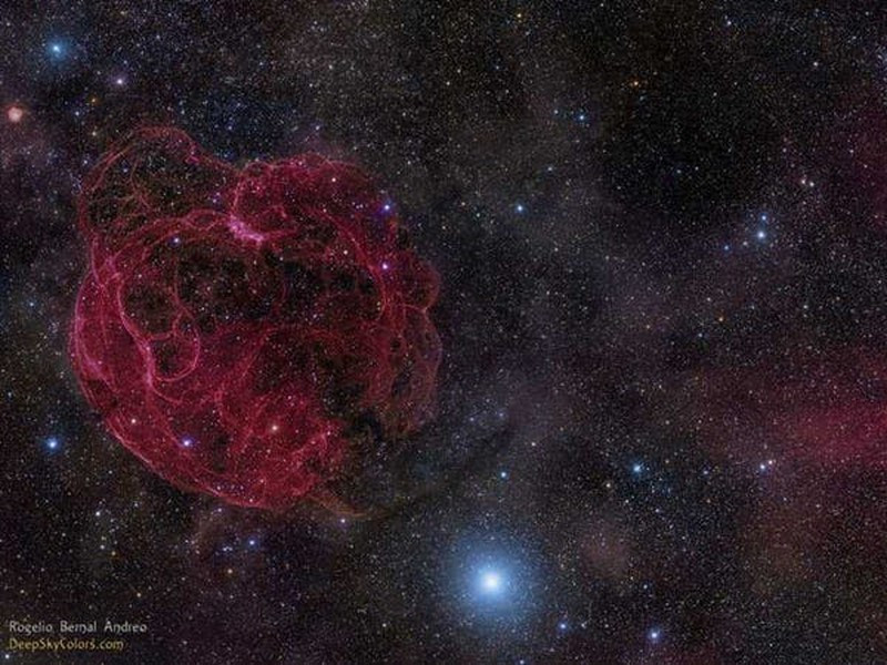 Hàng trăm tín hiệu khó hiểu được gửi về từ không gian mỗi giây: Vụ nổ radio nhanh (FRBs) là những phát xạ ngắn, rực rỡ của ánh sáng vô tuyến giải phóng đủ năng lượng để cung cấp năng lượng cho 500 triệu mặt trời. Các nhà thiên văn học tin rằng một trong chúng xảy ra gần như mỗi giây, nhưng chỉ có khoảng 30 trường hợp đã được xác định. FRB 121102, có nguồn gốc bên ngoài Dải Ngân hà của chúng ta, là tín hiệu duy nhất xuất hiện nhiều lần từ cùng một vị trí. Nó đã được gắn với một ngôi sao neutron trẻ, một trong những vật thể dày đặc nhất trong vũ trụ. Các nghiên cứu gần đây cũng chỉ ra rằng FRB 121102 là một trong hai loại vụ nổ radio nhanh.