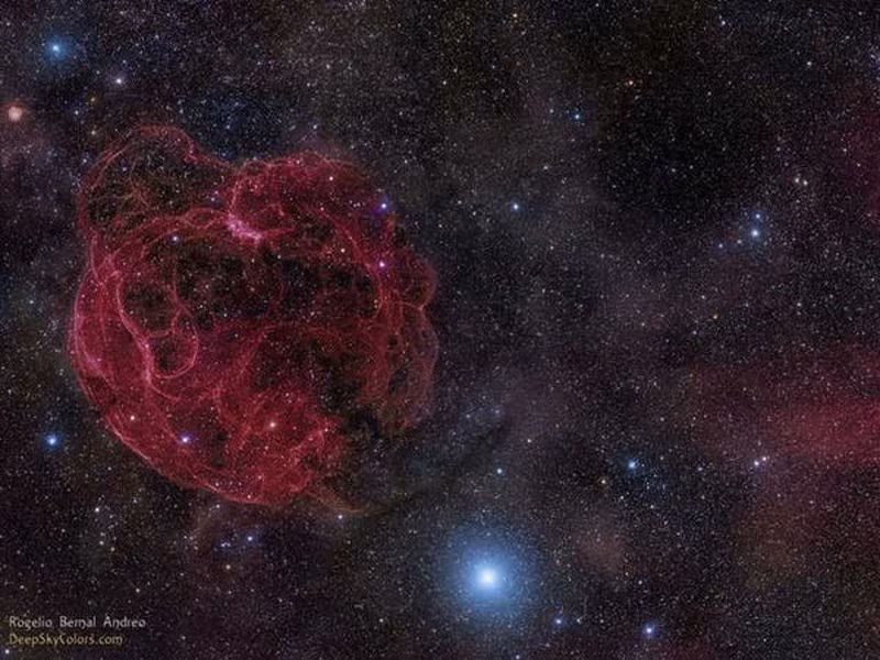 Hàng trăm tín hiệu khó hiểu được gửi về từ không gian mỗi giây: Vụ nổ radio nhanh (FRBs) là những phát xạ ngắn, rực rỡ của ánh sáng vô tuyến giải phóng đủ năng lượng để cung cấp năng lượng cho 500 triệu mặt trời. Các nhà thiên văn học tin rằng một trong chúng xảy ra gần như mỗi giây, nhưng chỉ có khoảng 30 trường hợp đã được xác định. FRB 121102, có nguồn gốc bên ngoài Dải Ngân hà của chúng ta, là tín hiệu duy nhất xuất hiện nhiều lần từ cùng một vị trí. Nó đã được gắn với một ngôi sao neutron trẻ, một trong những vật thể dày đặc nhất trong vũ trụ. Các nghiên cứu gần đây cũng chỉ ra rằng FRB 121102 là một trong hai loại vụ nổ radio nhanh.