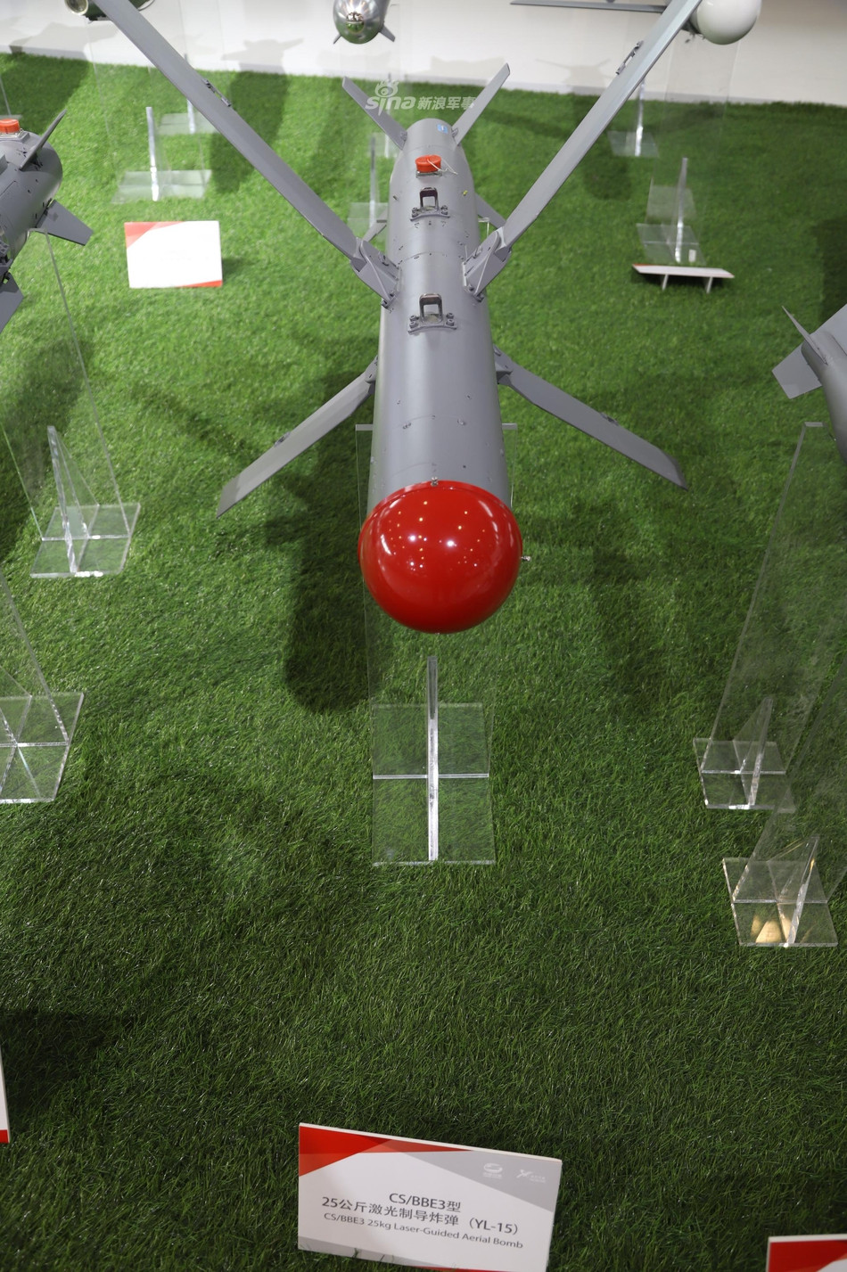 Bom dẫn đường laser CS/BBE3 (YL-15) chỉ có trọng lượng khoảng 25kg. Nguồn ảnh: Sina