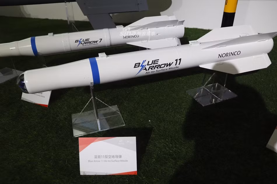 Tuy công bố vô số loại bom đạn, nhưng phần nhiều trong số đó chỉ có mỗi cái tên mà không đi kèm thông số kỹ thuật chi tiết. Ảnh: Tên lửa không đối đất Blue Arrow 11. Nguồn ảnh: Sina