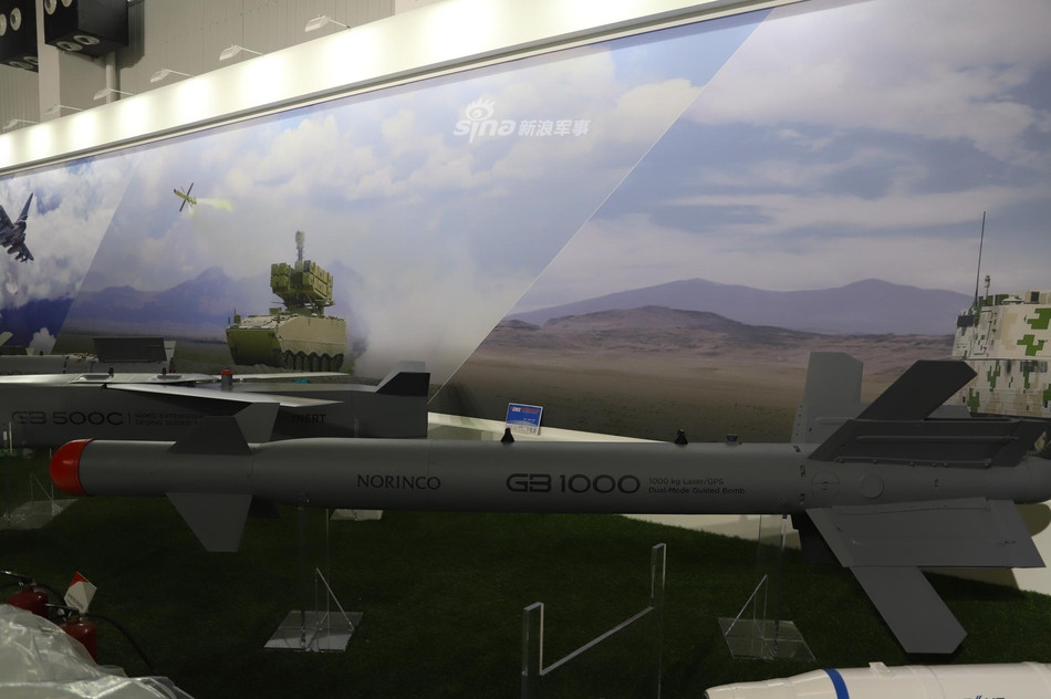 Nhìn trông như là một quả tên lửa, thế nhưng theo chú thích thì đây là bom thông minh dẫn đường chế độ kép: laser/GPS GB-1000 nặng khoảng 1 tấn. Nguồn ảnh: Sina