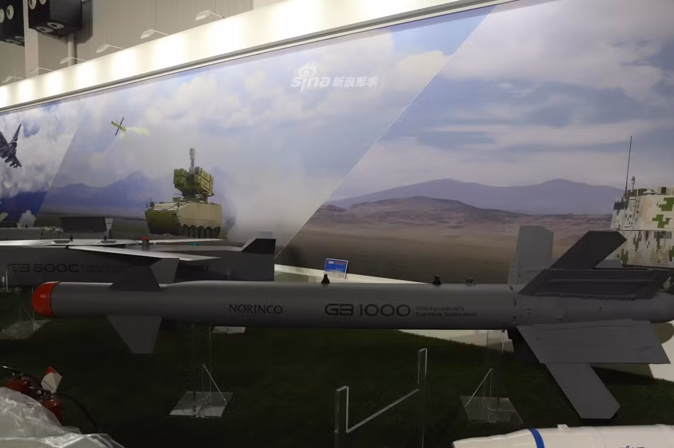 Nhìn trông như là một quả tên lửa, thế nhưng theo chú thích thì đây là bom thông minh dẫn đường chế độ kép: laser/GPS GB-1000 nặng khoảng 1 tấn. Nguồn ảnh: Sina