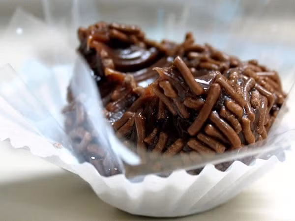 Brigadeiro là một loại kẹo được làm từ bột cacao phổ biến ở Brazil, thường được ăn trong các buổi tiệc sinh nhật của trẻ em hoặc làm món tráng miệng sau bữa ăn.