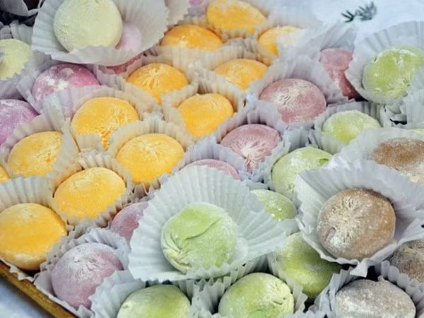 Món bánh mochi nổi tiếng của Nhật Bản có tên gọi bắt nguồn từ mochigome, một loại gạo nếp được xay và nặn thành hình tròn. Mochi được bán quanh năm, nhưng tiêu thụ nhiều nhất vào dịp năm mới ở Nhật Bản.