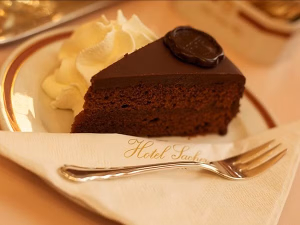 Với hương vị đầy mê hoặc cùng truyền thống lâu đời và ly kì, Sachertorte trở thành một trong những món ăn “không thể không thử” cho bất cứ ai đặt chân tới khách sạn Sacher ở Vienna, Áo.