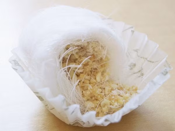 Kẹo Dragon Beard (râu rồng) không chỉ là một món tráng miệng của Trung Quốc, mà còn là nghệ thuật thủ công truyền thống của nước này. Kẹo làm bằng mật mịn từ mạch nha, được kéo bằng tay cho đến khi trở thành những sợi mảnh, cùng các loại nhân như lạc, vừng và dừa.