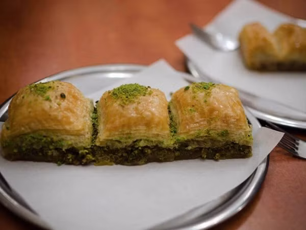 Thành phần chính của Baklava thường có quả óc chó và quả hồ trăn, đồng thời không thể thiếu một loại siro đặc biệt của người Thổ. Lớp bột bánh mềm mại cuộn thành nhiều lớp, bên trong là phần nhân hấp dẫn có hương vị đặc trưng.