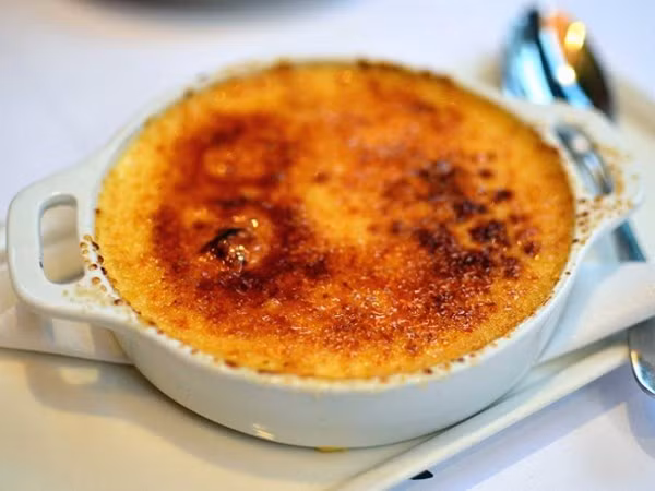 Trong công thức crème brûlée đầu tiên được viết trong quyển sách dạy nấu ăn của François Massialot, xuất bản năm 1691, crème brûlée là một hỗn hợp đơn giản bao gồm kem, lòng đỏ trứng, đường và vanilla, được phủ một lớp caramel cứng mà người ăn sẽ phải gỡ vỏ ra để tiếp tục thưởng thức.