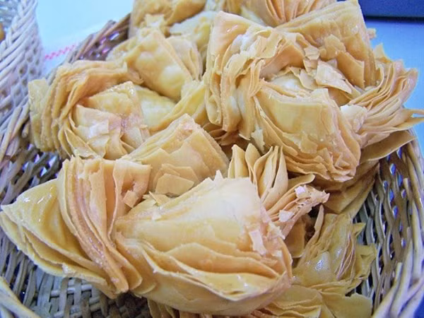 Được ăn nhiều nhất trong ngày Quốc Khánh nước Argentinia, pastelitos là loại bánh quy rán thông thường nhưng gói lại xinh xinh trông như bánh hoành thánh của người Hoa, bên trên còn rắc đường cát hay cốm ngọt, ăn kèm với sirô trái cây.