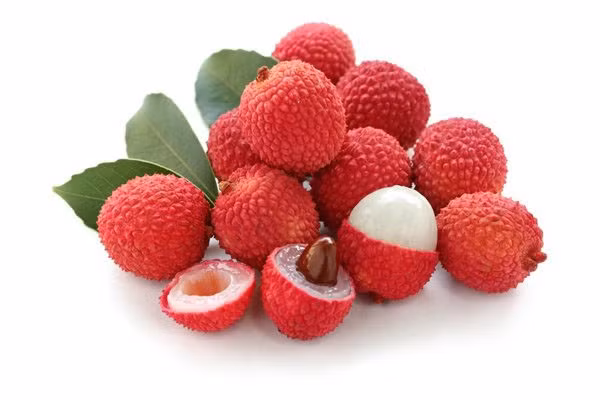 Vải thiều: Trong quả vải hàm lượng các khoáng chất như magie, kali và một số vitamin, đặc biệt là vitamin C chất phong phú. Vì thế ăn vải sẽ tốt cho hệ thống miễn dịch của con người.