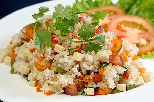 Kinh nghiệm chọn fast-food tại các nước châu Á: Sử dụng các món gạo, chú ý đến lượng calo. Nên bỏ qua các món cơm chiên, rất nhiều chất béo và calo. Gạo trắng sẽ là lựa chọn tốt hơn, và những loại gạo lứt lại càng tốt hơn nữa. 