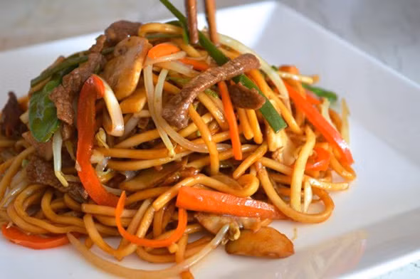 Hạn chế các món mì. Và hãy sử dụng rau thay nước sốt. Hãy từ bỏ thói quen cho thêm các loại nước mayonnaise, nước sốt, nước thịt vào những suất ăn nhanh. Bạn nên yêu cầu thêm rau xà lách cho thực đơn của mình. 