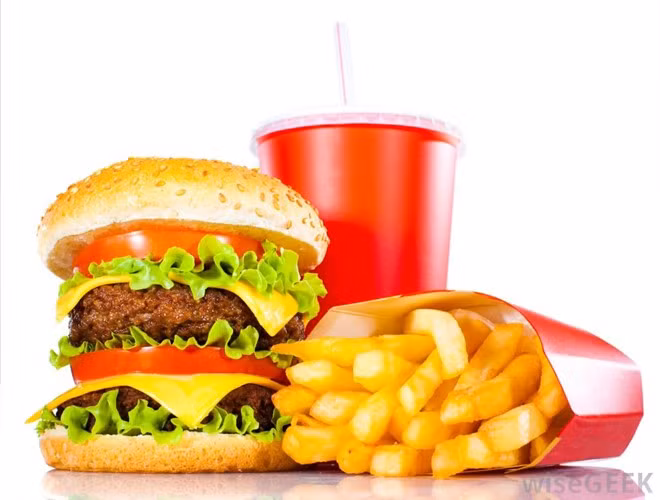 Đầu tiên, hãy chú ý thông tin dinh dưỡng tại các cửa hàng thức ăn nhanh. Hầu hết các thương hiệu đồ ăn nhanh luôn có các thông tin về lượng calo cho mỗi món ăn. Hãy tận dụng những thông tin và kiểm soát lượng calo dung nạp. Bạn nên giữ lượng calo tổng cho bữa ăn của mình ở mức dưới 500 calo.