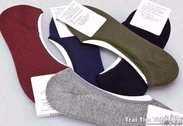 Đi tất cotton. Chất liệu cotton thông thoáng tốt sẽ giữ cho đôi chân bạn không bị ẩm và bốc mùi. Đồng thời nó còn thấm hút mồ hôi hiệu quả và ngăn ngừa sự phát triển của vi khuẩn gây mùi.