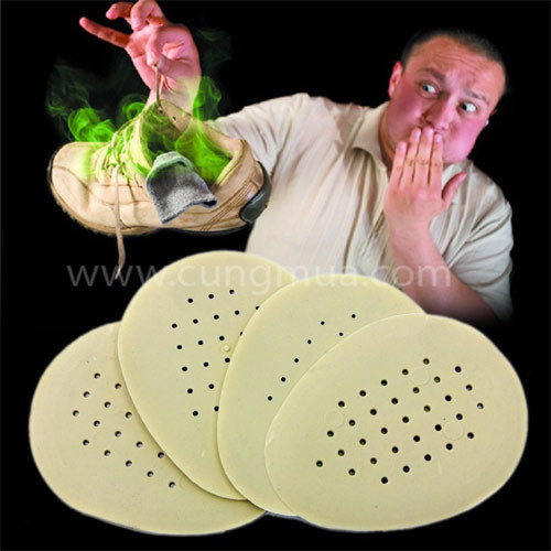 Miếng hút mùi. Bạn có thể tìm kiếm các miếng hút mồ hôi chân làm từ than hoặc các chất liệu thấm hút khác được bán trên thị trường. Đặt miếng hút mùi này vào trong tất để ngăn mồ hôi và mùi khó chịu.