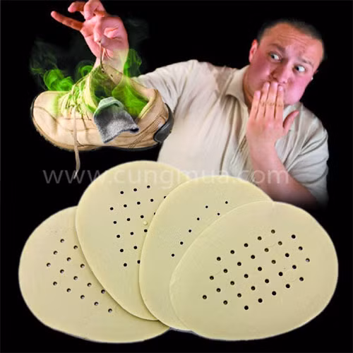 Miếng hút mùi. Bạn có thể tìm kiếm các miếng hút mồ hôi chân làm từ than hoặc các chất liệu thấm hút khác được bán trên thị trường. Đặt miếng hút mùi này vào trong tất để ngăn mồ hôi và mùi khó chịu.