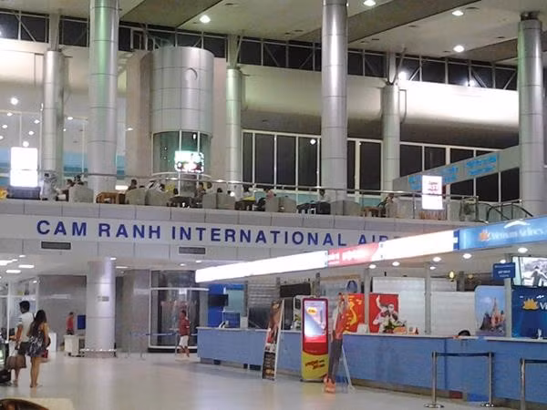 Dai gia chay dua rot von vao san bay Cam Ranh