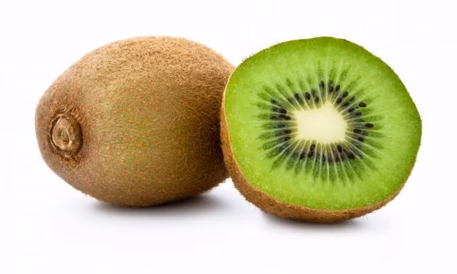 Vỏ kiwi có thể hơi khó bóc nhưng những hạt màu đen bên trong quả lại tạo vẻ ấn tượng và đẹp khi dùng để trang trí món ăn.