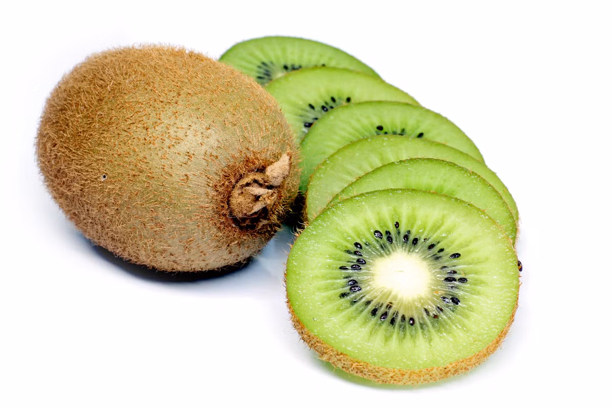 Kiwi là loại quả có vị ngọt nhẹ, hương thơm mát dễ chịu và rất giàu vitamin C, và cũng có nhiều kali hơn chuối! Người ta thường thái lát kiwi để làm món salad trái cây, có thể kết hợp với dâu tây.