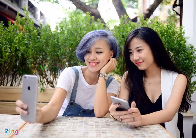 Đến gần trưa, Tít hẹn người bạn trên phố và... khoe mái tóc mới của mình.