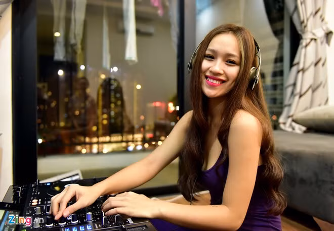 Nữ DJ cho biết, cô mới dọn nhà về khu đô thị mới. Trước đây, do phòng nhỏ hẹp, không gian hạn chế nên cô không thể lắp dụng cụ chơi nhạc ở nhà.