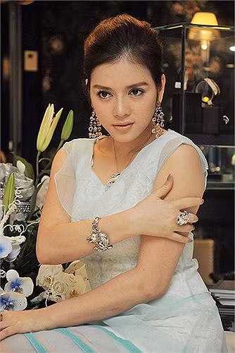 Tổng số trang sức trên người Lý Nhã Kỳ trị giá 10 tỷ đồng.