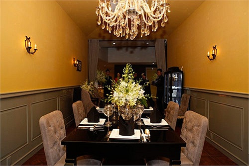 Nội thất bên trong showroom.