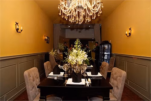 Nội thất bên trong showroom.