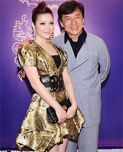 Bộ trang phục này của Lý Nhã Kỳ có giá 700 triệu đồng.