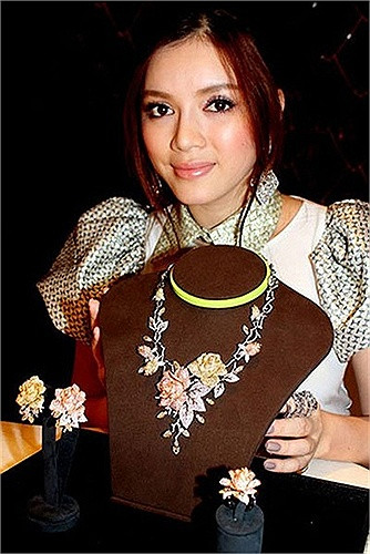 Bộ trang sức Vườn hồng bằng kim cương có giá 10 tỷ.