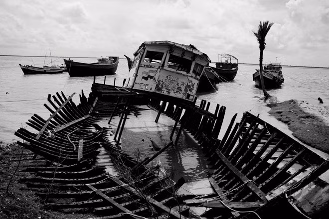 Phần lớn đàn ông di cư đến các địa phương ở miền Nam Ấn Độ để làm việc tại các công trường xây dựng. Chỉ còn nhóm nhỏ các gia đình vẫn kiên trì bám trụ với Ghoramara. Nguyên nhân khiến đảo "chìm" dần do sự kết hợp giữa yếu tố tự nhiên với hậu quả do con người gây ra. Nhiệt độ toàn cầu tăng lên khiến băng trên núi Himalaya tan dần, dòng nước đổ ra sông Muriganga. Đây là một nhánh của sông Hằng và nối trực tiếp đảo Ghoramara với thành phố cảng gần nhất là Kadkwip.