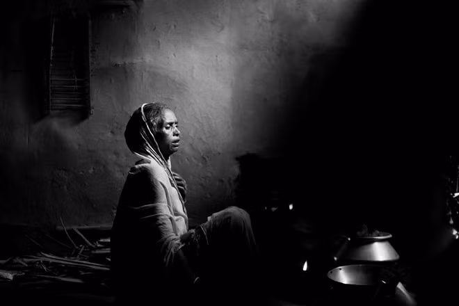 Bà Urmil Kar, 53 tuổi, đang nấu ăn cho gia đình. Nguồn cung thực phẩm trên đảo thiếu hụt trầm trọng. Những nguyên liệu chính chủ yếu được nhập từ cảng Kadkwip.