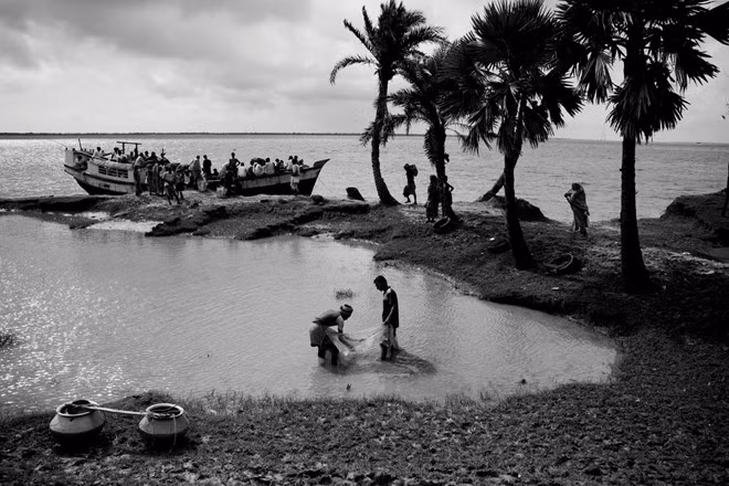 Ngư dân trên đảo Ghoramara mỗi ngày phải đến cảng Kadkwip để bán cá. Phương tiện đi lại duy nhất của họ là thuyền gỗ nhỏ.
