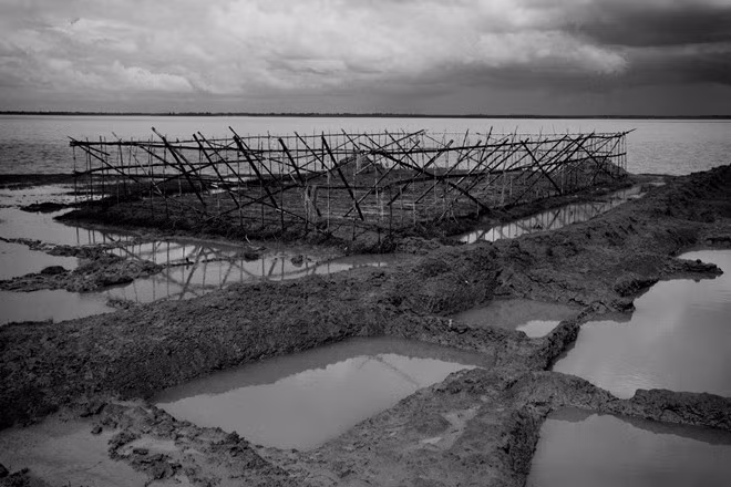 Các khu đất trồng trọt bị ngập nước, người dân buộc phải chuyển sang đánh cá để kiếm sống.