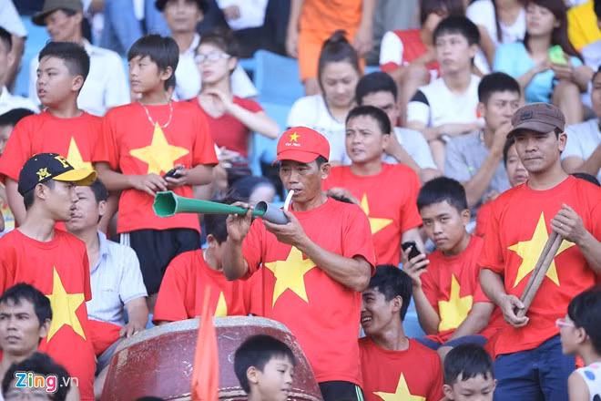 Bên cạnh trang phục cổ động và chiếc trống lớn, người hâm mộ tự làm những chiếc kèn để làm nóng không khí trận đấu.