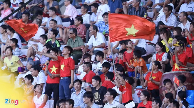 Trước đó, trong thời gian diễn ra trận đấu, khoảng hơn 3.000 khán giả đã ngồi kín khán đài A sân vận động tỉnh Hà Nam để cổ vũ U19 Việt Nam đá trận giao hữu đầu tiên, nhằm chuẩn bị cho giải U19 Đông Nam Á diễn ra tại Lào vào cuối tháng 8 tới.