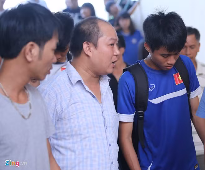 Người hâm mộ vây quanh hỏi thăm chấn thương của Thanh Hậu. Ở tình huống phút 70, Thanh Hậu bị một tiền vệ U19 Lào sút trúng bắp chân khiến anh nằm sân đau đớn. Sau đó, khá đông người dân nán lại để vẫy tay chào các cầu thủ U19 Việt Nam lên xe rời sân vận động, trở về Hà Nội ngay trong tối 12/8.