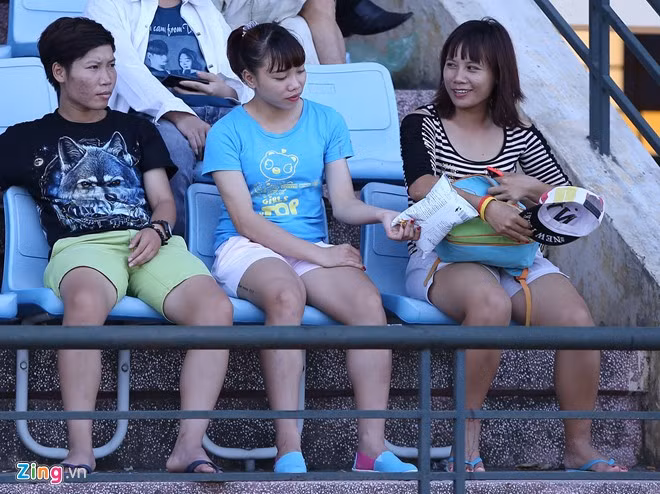 Nữ tuyển thủ Nguyễn Thị Nguyệt (giữa) có mặt theo dõi trận đấu của U19 Việt Nam.