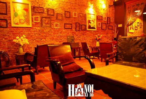 Hà Nội Xì Lô Cafe là một quán cà phê Sài Gòn nép mình trong căn hẻm nhỏ trên đường Nguyễn Trung Trực, (quận 1, TP HCM), Hà Nội Xì Lô cổ kính và trầm mặc với những nét kiến trúc rất riêng của Hà Nội.
