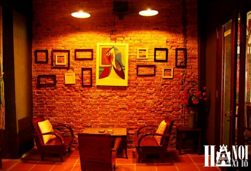 Đó là bộ bàn ghế gỗ kiểu cũ, bức tường rêu phong ,chiếc kệ mộc, cả bộ chén tách mang dấu ấn một thời đã qua mang đến cảm giác như đang bước chân vào ngôi nhà quen thuộc.