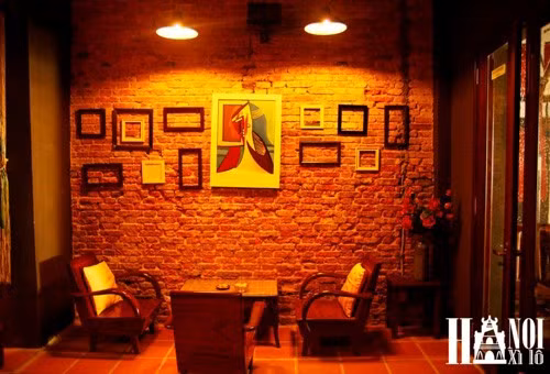 Đó là bộ bàn ghế gỗ kiểu cũ, bức tường rêu phong ,chiếc kệ mộc, cả bộ chén tách mang dấu ấn một thời đã qua mang đến cảm giác như đang bước chân vào ngôi nhà quen thuộc.