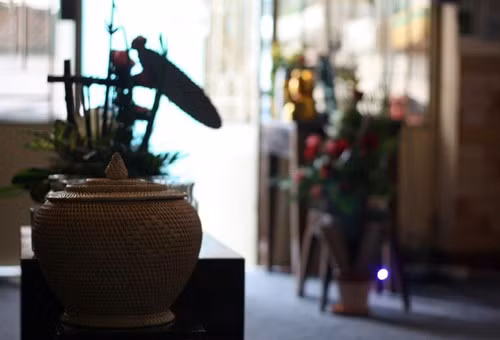 Ghế Gỗ Cafe (Lưu Nhân Chú, phường 5, quận. Tân Bình) không chỉ níu chân thực khách với một Hà Nội trầm, buồn, sâu lắng mà còn khiến người ta ngủ quên trong hương thơm, vị béo của cà phê trứng.