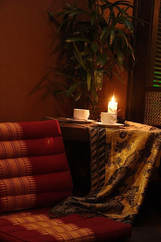 Cà phê Mộc (Ung Văn Khiêm, P. 25, Q. Bình Thạnh) mang đậm dấu ấn của kinh đô ngàn năm thanh bình, cổ kính với ngói âm dương vốn đỏ thẫm phủ lên mình một lớp rêu mờ.