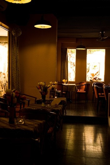 Cà phê Le Gout (Trương Quốc Dung, phường 10, quận Phú Nhuận) có tông màu trầm ấm cổ kính gợi nhớ về Hà Nội với những ngõ nhỏ.