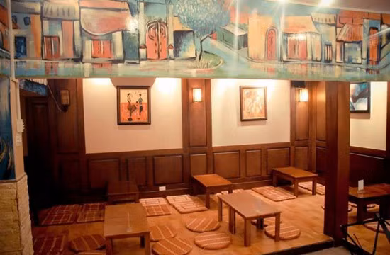 Trong không gian ấm áp và dễ chịu ấy, thoảng hoặc một tiếng rao vọng từ xa, tiếng dậm ga xe máy, tiếng cười nói xôn xao... cũng khiến người con xa quê đăm đăm nỗi nhớ.