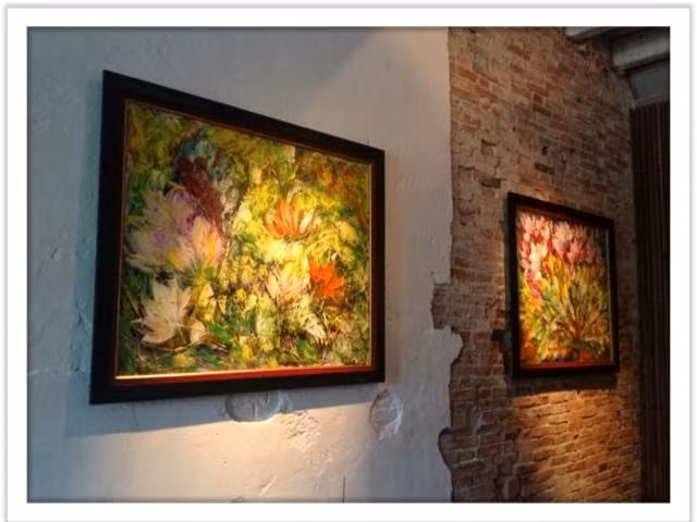 Không chỉ mùi hương, mà mỗi chi tiết, từ bộ bàn ghế thập niên 1960-1970, chiếc máy đánh chữ, radio cũ, bàn ủi than... của quán cà phê Sài Gòn này cũng khiến người ta nhớ về Hà Nội những ngày xưa.