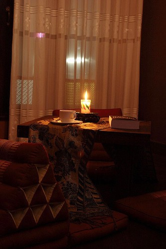 Nhà có nhiều gian, mỗi gian có một phong thái riêng với gam màu đỏ và nâu, những bức tranh theo trường phái cổ điển.